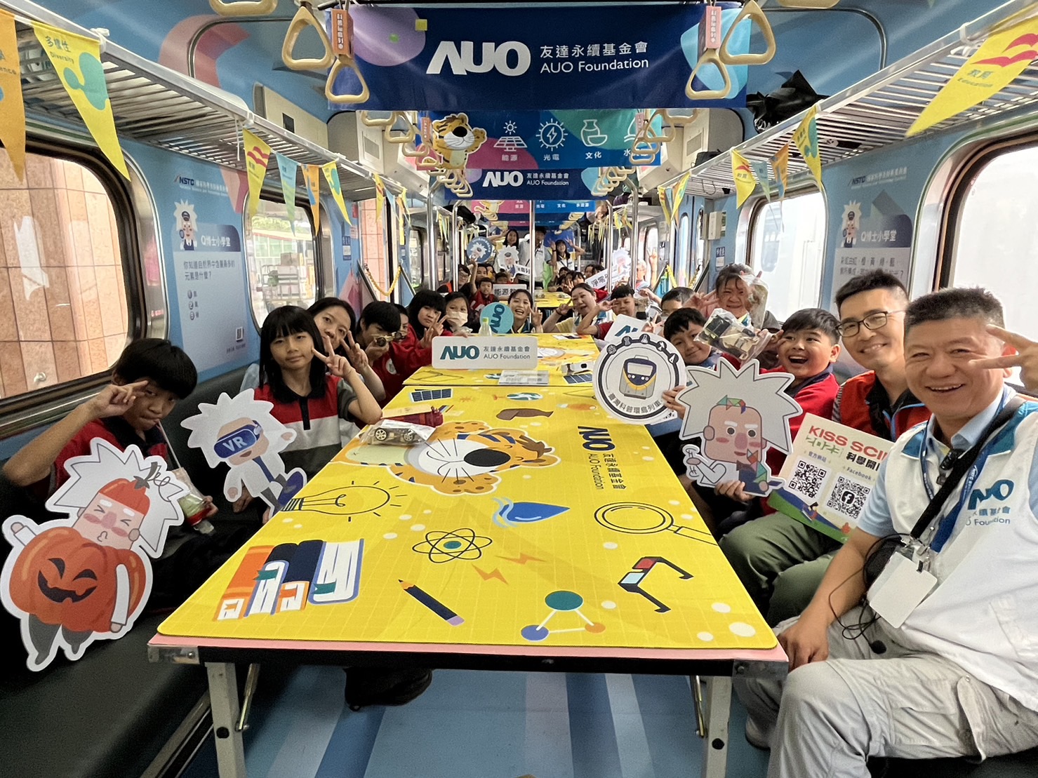 DB真人永續基金會參與「臺灣科普環島列車」，設計基礎科學車廂課程，以「淨零碳排和永續能源」為主題，讓學生透過創意實驗認識淨零知識，以及思考生活中的減碳行為