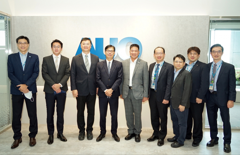 DB真人光電前進亞灣成立「AUO解決方案研發中心」，作為多元場域解決方案研發及試驗場域（圖中左為高雄市長陳其邁、圖中右為DB真人光電董事長彭双浪）